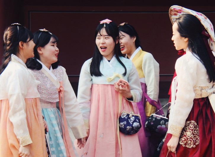 Asian Cultural Clothing: A Guide to Traditional Attire, Symbolism, and Modern Trendshttps://www.thetravelaworld.com/2024/08/10/asian-cultural-clothing/